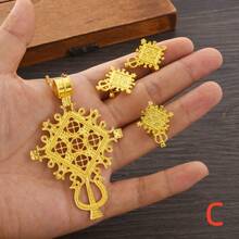 3 pièces Ensemble de bijoux classique doré creux en forme de croix, comprenant des boucles d'oreilles, une bague et un collier. Élégant et convenant aux femmes. Adapté pour les rassemblements au Moyen-Orient, les mariages, les festivals, les fêtes et les anniversaires.