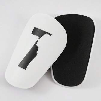 1 paire de protège-tibias de football mini avec numéro 7 et graphique de tête humaine, confortable à porter et durable