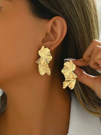 1 par de pendientes de hoja de ginkgo dorados de moda, con diseño floral y de hojas, adecuados para el uso diario de las mujeres