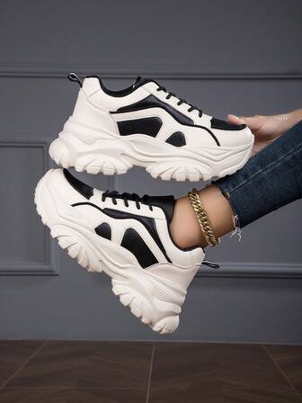 Nuevos zapatos deportivos para mujer 2023 de suela gruesa en beige, con diseño de moda, transpirables, cómodos, livianos, antideslizantes y duraderos para uso en exteriores