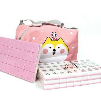 一套四人旅行户外聚会桌游套装，包含精美插画收纳袋和两颗骰子，高品质中国麻将，小巧精致，是馈赠亲朋好友的完美礼物，圣诞节必备佳品。