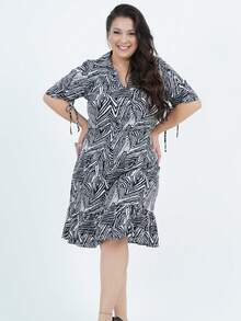 Women's Plus Size Dress In Printed Viscose Fabric, Midi Length, Sport Collar Followed By A V-Neck And 3/4 Sleeves With An Internal Drawstring Detail Offering An Adjustable Option. It Has A Yoke On The Shoulders, A Thin Elasticated Waist, A Side Closure With An Invisible Zipper Followed By A Wide Ruffled Hem, And At The Back, The Collar Matches The Front Collar Finished With A Cutout. A Unique Piece Ideal For Creating Your Summer Looks! _x000D_
Our Size L Has A Length Of 100 Cm. - 黑色 - 查看 1