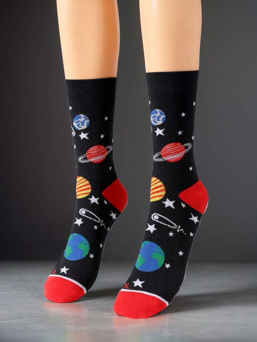 一双女士卡通太空主题趣味字母图案袜子，太空爱好者的必备单品！适合日常休闲穿着，也是派对和社交活动的完美礼物，秋冬季男女必备，趣味十足的新奇礼物，送给爸爸、女儿、爷爷的礼物，圣诞节和生日礼物。 - 彩色 - 查看 1
