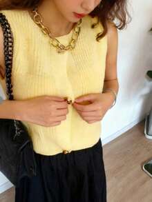 春夏女士时尚优雅休闲简约日常通勤纯色鹅黄色单排扣设计无袖圆领开衫短款口袋背心 - 黃色 - 查看 2