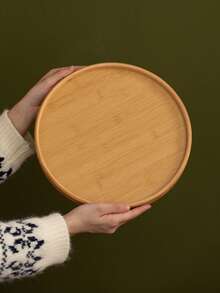 1个圆形木质托盘，适用于盛放零食、甜点、饼干、开胃菜等，用途广泛。