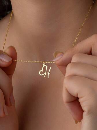 Collar con colgante en forma de corazón con inicial de mujer, de acero inoxidable con color dorado, de diseño simple y elegante, versátil, perfecto como regalo de Navidad o Día de San Valentín para tu novia.