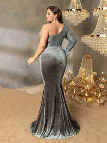 فستان سهرة مقاس كبير للنساء مع تشطيب ريشي أنيق، ياقة أحادية الكتف، وذيل سمكة مندفع، وشق طويل حتى الفخذ، مع جسم مرصع بالترتر بالكامل، وأكمام ريشية، وتصميم مناسب للجسم لحفلات السجادة الحمراء، وحفلات الزفاف، والحفلات المسائية الرسمية، والعشاء الرسمي