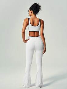 UONNOU Conjunto de 2 peças feminino com top esportivo e calça flare modeladora. Design de regata sem costas, cintura marcada, controle abdominal, efeito levanta bumbum, ajuste firme, detalhes contrastantes, bojos removíveis, tecido confortável, calça flare com cintura em V. Ideal para esportes, ioga, golfe, academia, uso casual e festas ao ar livre. Cor rosa claro. Conjunto elegante e moderno para atividades físicas.