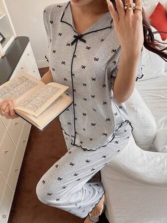 Conjunto de pijama de 2 piezas con top de manga corta y pantalones, de tela de seda de leche, diseño de parte delantera corta y parte trasera larga, con cuello en V, lazo decorativo y estampado, en color gris claro, con ribete de contraste, estilo casual y minimalista, cómodo