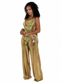 Mono sin espalda y sin mangas de color dorado, hecho de tela de punto de alta elasticidad, decorado con detalle de nudo drapeado.