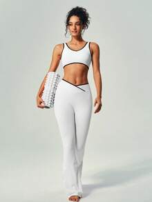 UONNOU Conjunto de 2 peças feminino com top esportivo e calça flare modeladora. Design de regata sem costas, cintura marcada, controle abdominal, efeito levanta bumbum, ajuste firme, detalhes contrastantes, bojos removíveis, tecido confortável, calça flare com cintura em V. Ideal para esportes, ioga, golfe, academia, uso casual e festas ao ar livre. Cor rosa claro. Conjunto elegante e moderno para atividades físicas.