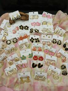 18. These White Circular Butterfly/Flower/Leaf-Shaped Earrings Made Of Stainless Steel Come In Various Styles And Are Suitable As Gifts For Women On Special Occasions.