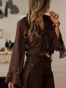 Solstice Apparel 荷叶边系带V领雪纺衬衫，喇叭袖透视宽松上衣，复古优雅风格，适合日常通勤、外出和约会，春秋季百搭衬衫 - 咖啡棕 - 查看 3