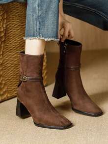 法式复古风黑色棕色方头麂皮短靴，2025秋冬新款修身时尚百搭侧拉链粗跟皮带扣连衣裙靴，高端时尚 - 棕色 - 查看 5