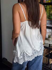 Women Lace Trim Satin Cami Tops Spaghetti Straps Deep V-Neck Silk Camisole Tops Asymmetrical Tank Tops Backless Lace Patchwork Party Going Out Tops - trắng - Xem 3