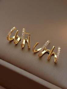 一对镶嵌水钻的四爪耳环，设计简约独特，适合女性休闲万圣节佩戴。 - Earrings - 查看 3