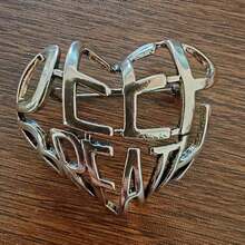 1枚镂空字母心形胸针，时尚配饰，派对佩戴，金色大号别针，日常佩戴