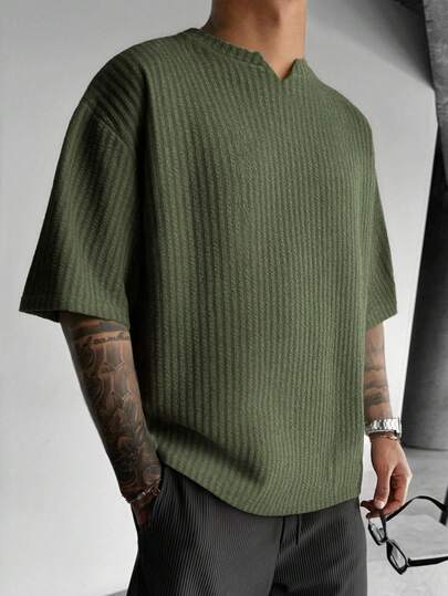 男士华夫格V领短袖T恤，1件装，质感面料，舒适时尚，透气性佳，适合夏季穿着，针织T恤，简约百搭，低调复古风，可机洗，适合夏季通勤、户外、运动和休闲聚会等场合。