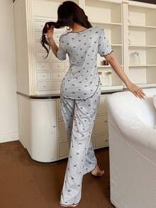 两件套女士针织浅灰色V领蝴蝶结装饰印花短前长后长设计牛奶丝面料短袖上衣和裤子睡衣套装，撞色滚边，休闲风格，简约舒适套装 - 淺灰色 - 查看 2