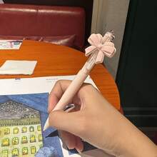 10支装蝴蝶结主题派对圆珠笔。这些可爱的粉色蝴蝶结主题圆珠笔非常适合女孩。它们书写流畅，笔尖纤细，设计时尚。是送给女孩的理想礼物，也是派对回礼的完美之选。也适合搭配多件套派对礼品。 - 蝴蝶結 - 查看 6