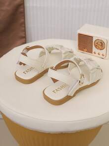 Sandal Anak Modis, Desain Ujung Sandal Musim Panas Baru dengan Hiasan Gesper Logam, Sandal Anti Selip Tahan Aus untuk Aktivitas Luar Ruangan, Sandal Pantai Serbaguna - Krem - View 7