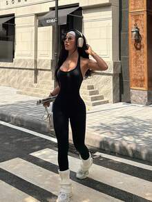 这款女士露背吊带高腰阔腿裤采用塑形设计，适合健身房锻炼、瑜伽、跑步或街头休闲运动穿着。黑色 - 黑色 - 查看 4