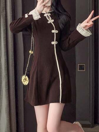 동방 스타일, 만다린 칼라 긴소매 및 버튼 디테일이 있는 레드 동방 드레스, 약간의 스트레치가 있는 짧은 길이의 플레어 우븐 패브릭