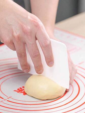 1个塑料面团刮刀，用于揉面、切割面团和刮面粉，大型烘焙工具