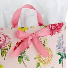 QY- Hallmark - Bolsa de regalo grande para el Día de la Madre de 10 pulgadas con papel de seda floral clásico con lazo rosa para Pascua despedidas de soltera graduaciones nuevas mamás -6194 - como en la foto - Ver 5