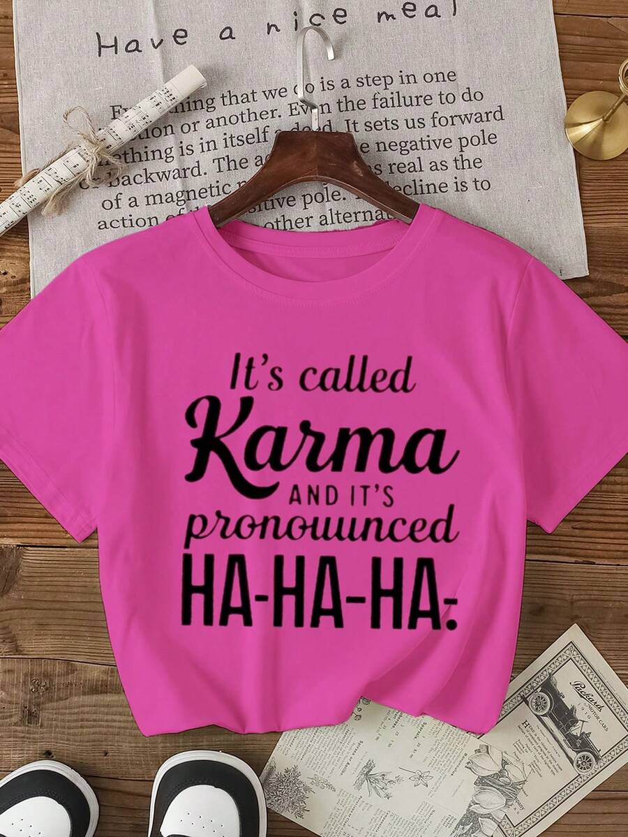 T-shirt à col rond avec imprimé "For Karma" pour femmes grande taille - t-shirt décontracté à manches courtes, élastique, lavable en machine, confortable toute saison, convient pour un usage quotidien, tissu opaque | Design ludique - Rose vif - Voir 1