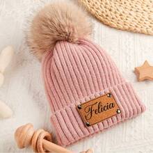 1 Stück klassischer einfarbiger Pompon-Strickhut, anpassbarer Familien-Strickhut, minimalistischer Stil Lederfleck, Lasergravur Name zeigt personalisiert, personalisierter Strickhut, Geschenk für Freundin/Ehemann, Jahrestags-Geschenk, Paar Pompon-Strickhut, warmer Begleiter für Herbst/Winter, geeignet für den täglichen Pendlerverkehr, warm und einzigartig, geeignet für Herbst/Winter Pendlerverkehr, Hinzufügen eines modischen Akzents, geeignet für Treffen mit Freunden, Kombination von Wärme und Dekoration, retro-dekorativer Strickhut, geeignet für retro-thematische Partys - Verschiedenfarbig - Übersicht 6