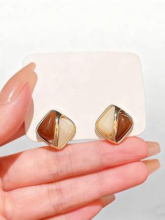 精美方形耳钉，镶嵌对比色树脂，锌合金材质，复古休闲风格，适合女性日常佩戴。