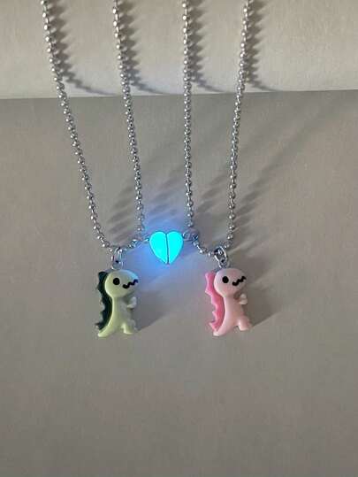 ATLVXJL Set de 2 collares con colgante que brillan en la oscuridad con diseños de pareja//corazón y dinosaurio, joyería casual adecuada para uso diario y regalo para ocasiones festivas