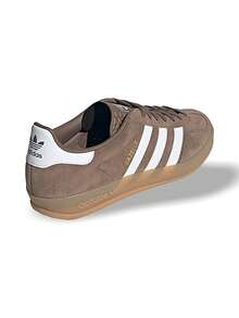 Adidas Gazelle 男士室内休闲运动鞋，绒面革鞋面，橡胶外底，撞色鞋跟，易于搭配，舒适百搭，适合日常健身、城市休闲等场合，黑色 JQ0175 - 棕色/白色 - 查看 7