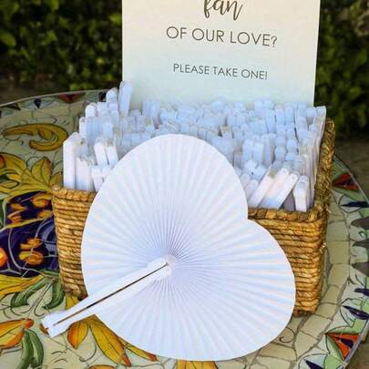 1/50 pezzi Ventagli di carta bianchi pieghevoli, adatti per matrimoni. I ventagli bianchi pieghevoli presentano un motivo a forma di cuore in origami, rendendoli un'ideale decorazione per gli ospiti del matrimonio, oltre ad essere adatti per la fotografia della sposa, omaggi per feste, ricevimenti e cerimonie nuziali. Facenti parte della serie di accessori per matrimoni, questi eleganti ventagli pieghevoli in carta da tenere in mano sono il regalo perfetto per la stagione estiva di ritorno a scuola.