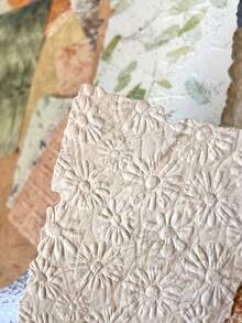 28 piezas/paquete Papel de textura natural con relieve, papel decorativo, estilo Ins, se puede usar para escribir, papel de notas adhesivas, adecuado para diarios y diarios hechos a mano, decoración de impurezas, regalos de regreso a la escuela, regalos del Día de San Valentín y Año Nuevo, papel base decorativo DIY, regalos festivos, materiales de collage hechos a mano, planificación de scrapbook personalizada y productos de papelería escolar creativos