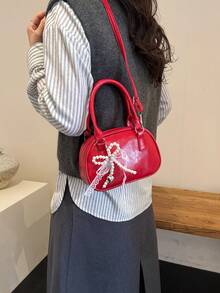 这款新款女士手提包可爱迷人，采用通体印花设计。单肩背设计和拉链封口，非常适合年轻女孩在度假、购物或拍照时携带。它也是节日送礼的绝佳选择。包包尺寸为20*14*7厘米，可容纳钱包和手机。这是一款备受好评的品牌包。 - 彩色 - 查看 4