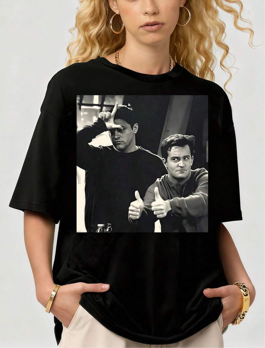 Retro-Style Friends Duo Male Lead Actor Black & White Gesture Retro Cotton Graphic Summer Short Sleeve Unisex T-Shirt - 黑色 - 查看 1
