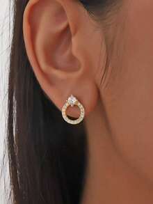 一对925纯银U形水滴耳环，简约优雅，适合日常佩戴、派对以及作为情人节礼物。