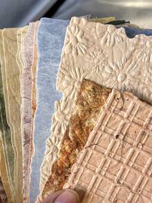 28 piezas/paquete Papel de textura natural con relieve, papel decorativo, estilo Ins, se puede usar para escribir, papel de notas adhesivas, adecuado para diarios y diarios hechos a mano, decoración de impurezas, regalos de regreso a la escuela, regalos del Día de San Valentín y Año Nuevo, papel base decorativo DIY, regalos festivos, materiales de collage hechos a mano, planificación de scrapbook personalizada y productos de papelería escolar creativos