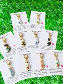 10 件套可爱猫咪主题钥匙扣套装 - 内含口袋拥抱卡片 - 表达鼓励、友谊和爱意 - 钥匙扣挂件，适合装饰零钱包、钥匙或背包 - 友情礼物、感恩节礼物 - 生日、情人节、派对、动物主题活动的完美小礼物 - 彩色 - 查看 12