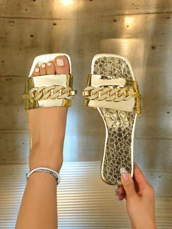 Sandalias planas de verano para mujer, con punta cuadrada, hebilla con cadena de rhinestones, para uso diario y en casa, sandalias planas de una tira, nuevas sandalias planas de color dorado para mujer en verano