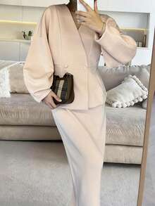 Eleganter Strickanzug aus Lila-Rosa Cardigan und Rock für den Herbst/Winter, modisches, bequemes, vielseitiges, minimalistisches Heim- und Pendler-Design mit Knopfverzierung, Schmetterling-Tiefer-V-Ausschnitt, langärmeliger Cardigan, reißverschlussverzierten Rock, Neuheit Herbst/Winter 2025 Saison.