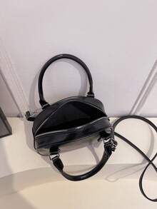 这款新款女士手提包可爱迷人，采用通体印花设计。单肩背设计和拉链封口，非常适合年轻女孩在度假、购物或拍照时携带。它也是节日送礼的绝佳选择。包包尺寸为20*14*7厘米，可容纳钱包和手机。这是一款备受好评的品牌包。 - 彩色 - 查看 8