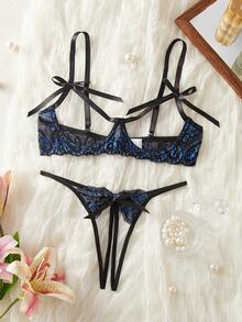 Bộ đồ lót gợi cảm màu đen và xanh navy gồm áo ngực khoét lỗ hình trái tim và quần lót họa tiết bướm, nhẹ nhàng, quyến rũ dành cho nữ. - Nhiều màu - Xem 3