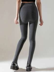 1 para szarych, grubych i termicznie podszytych rajstop w pionowe paski z wysokim stanem, modelujących brzuch i nieuciskających. Uniwersalne, ciepłe, niezastąpione.