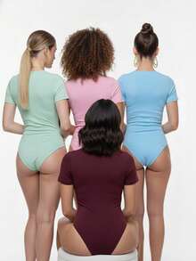 Set Of 5 Basic Women's Short-Sleeve Bodysuits – Neutral Colors. Fitted – Essential Basics. Comfortable And Fitted Design. Ideal For Casual And Modern Looks. Casual And Elegant. Fabric With Beads. Vacation. Daily Wear. Birthday Party. Travel. Bachelorette Party. Sports And Fitness. - 粉紅色 藍色 綠色 葡萄酒 咖啡 - 查看 4