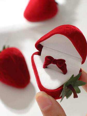 Boîte à bague fraise, boîte-cadeau en imitation floquée, boîte à bijoux mini nœud papillon mignon avec set de bagues réglables, matériau doux et floconné, design de fraise réaliste, style doux et charmant pour les filles