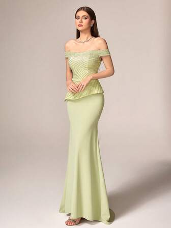 ชุดเดรสยาวออกงานทางการถักของผู้หญิงที่หรูหราและสง่างาม โดดเด่นด้วยรายละเอียดเลื่อมตัดกัน ผ้าที่มีความยืดหยุ่นเล็กน้อย