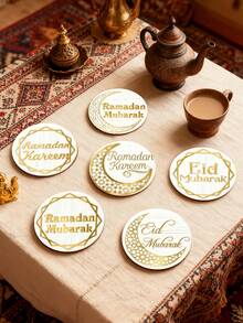 6个装木质杯垫，印有金色“斋月吉祥”、“斋月快乐”、“开斋节快乐”字样，金色日月图案，可用作开斋节和斋月餐桌装饰、饮料杯垫、酒杯垫、装饰品、斋月装饰用品、节日和派对用品。